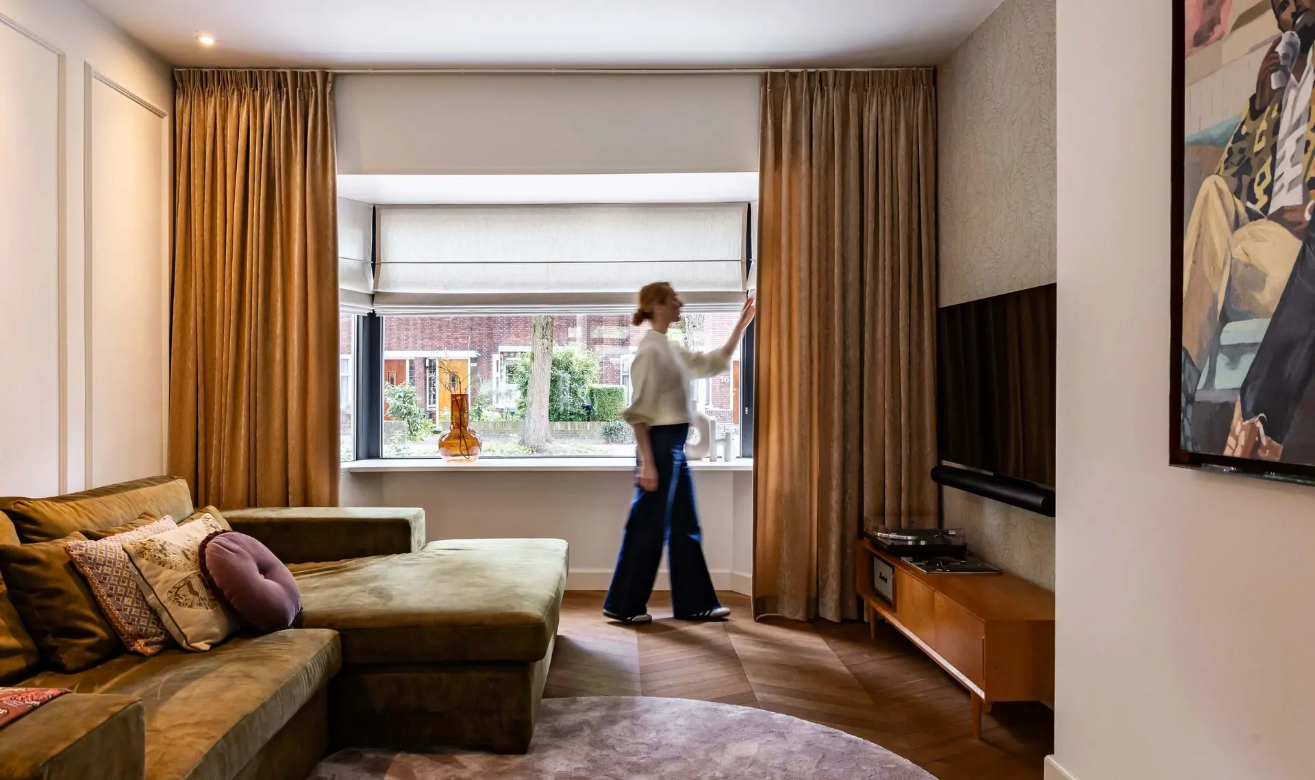 Verdunkelungsvorhänge in einem ruhigen Hotelzimmer